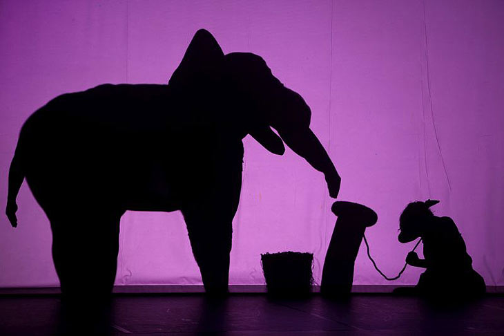 Hund mit Elefant: Shadowland - Magisches Schattentheater und Multimedia Show des Pilobolus Dance Theatre vom 19.-31.12.2023 im Deutschen Theater (©Foto: Emmanuel Donny)